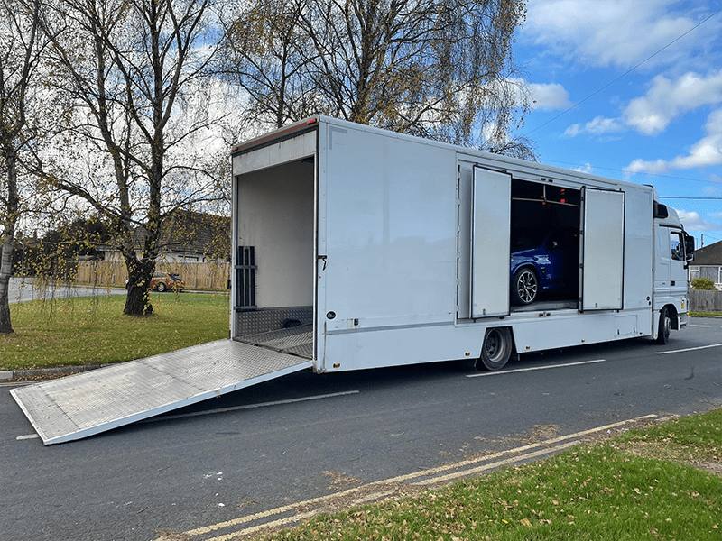 Enclosed vehicle transport